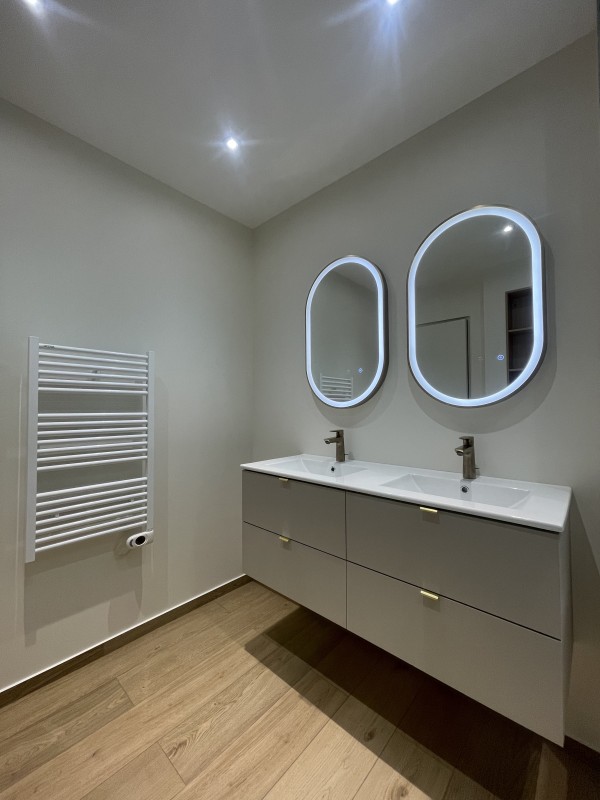 Meuble double vasque suspendu – salle de bain contemporaine à Versailles