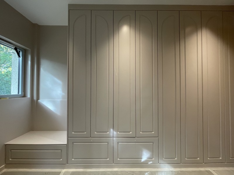 Dressing sur mesure avec portes moulurées, réalisé à Paris 16e près de Boulogne-Billancourt.