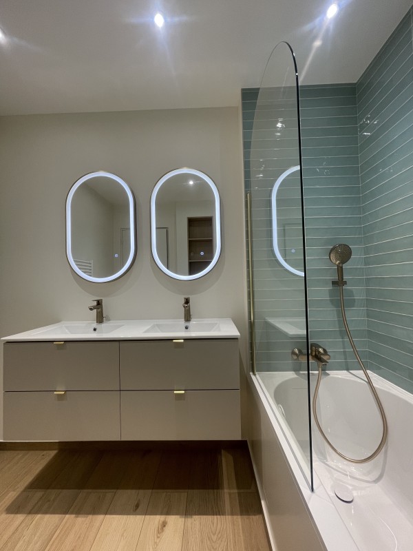 Salle de bain rénovée à Versailles – vue d’ensemble moderne et lumineuse