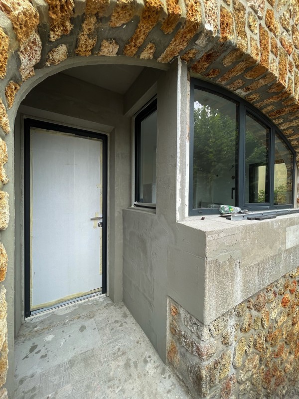 porche maison ancienne renovation totale menuiseries extérieures sur mesure St Germain 78100 Yvelines 