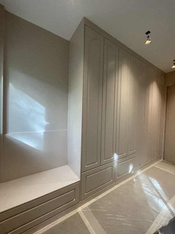 Un aménagement à Paris 16e près de Boulogne-Billancourt de chambre avec dressing sur mesure