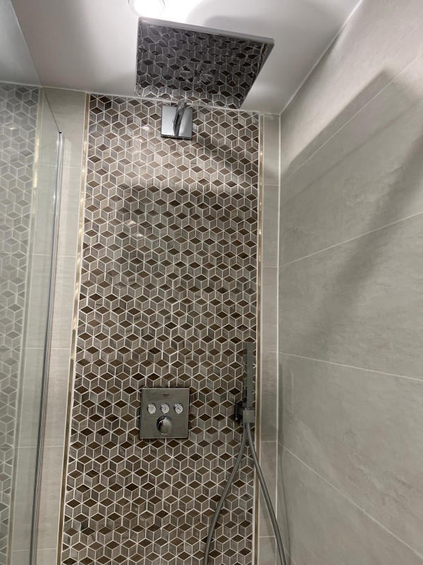 douche avec robinetterie encastrée dans appartement ancien versailles 78000