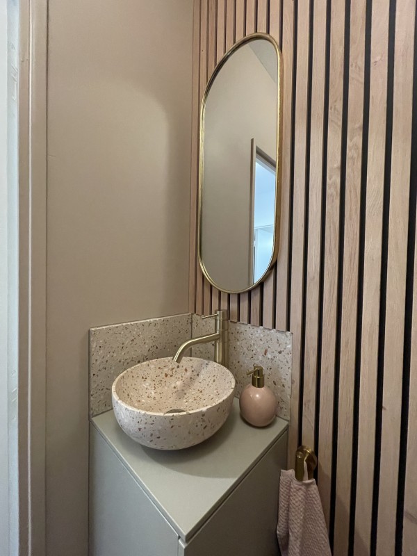 Aménagement de toilette avec rangements intégrés à Saint-Cloud