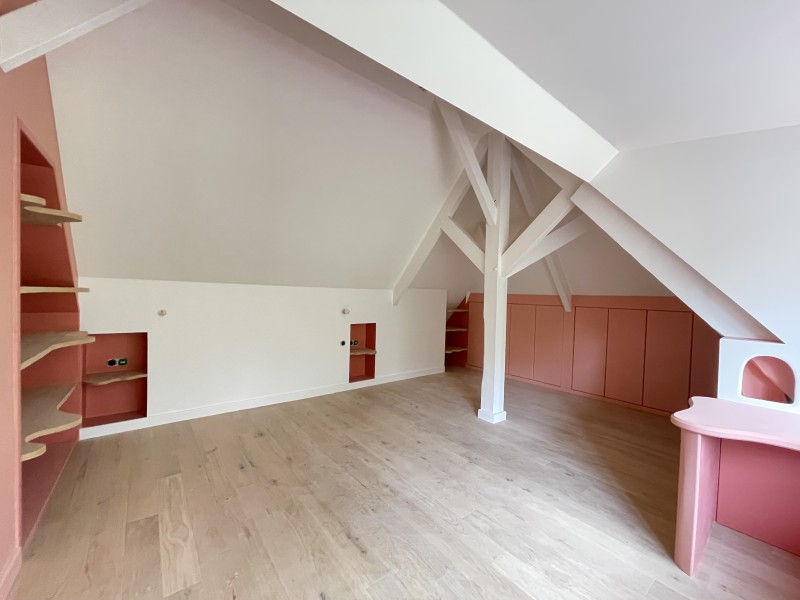 À Paris 16e près de Neuilly sur Seine réalisation d'un agencement intérieur avec solutions de rangement optimisées