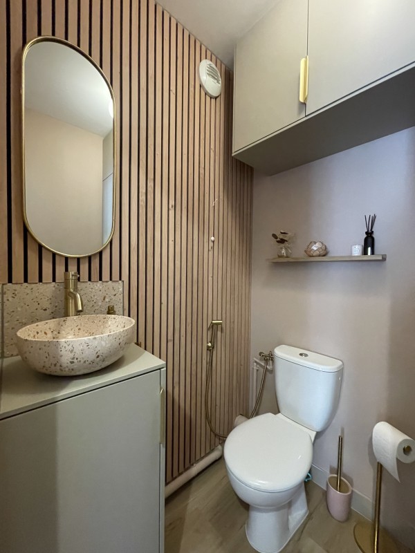 Rangements sur mesure dans des toilettes design à Saint-Cloud proche de Neuilly-sur-Seine