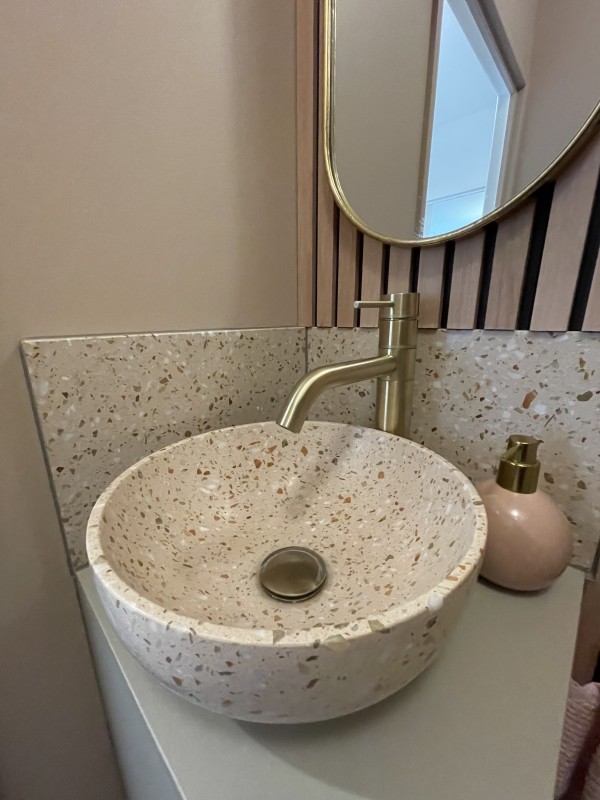 Meubles suspendus et finitions bois pour un toilette optimisé à Saint-Cloud