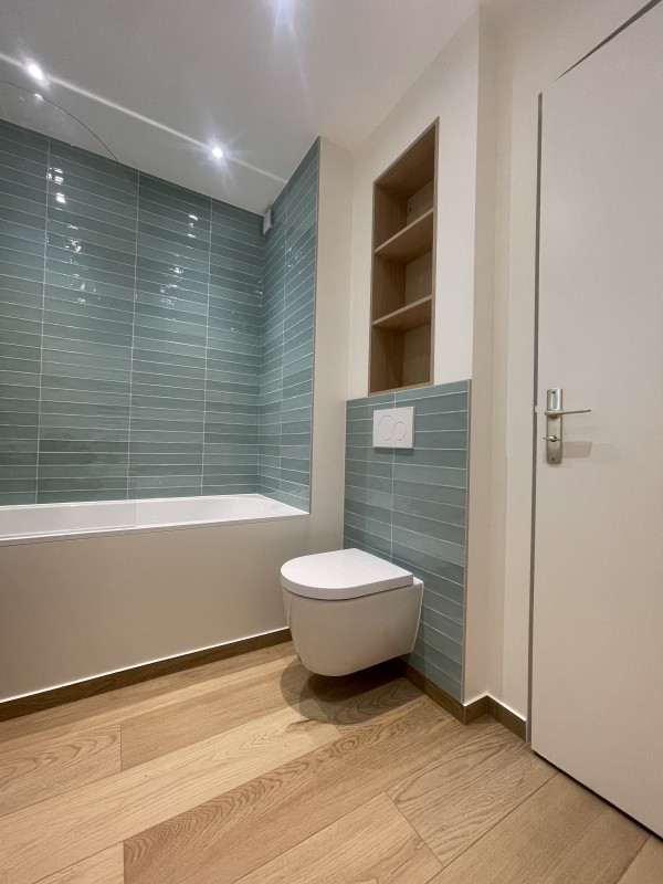 Rénovation de salle de bain à Versailles – mélange bois clair et céramique