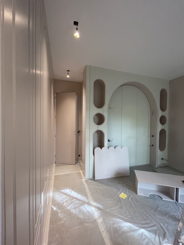 Intégration d’un grand linéaire de rangement optimisé en hauteur, dans une chambre rénovée près de Boulogne Billancourt