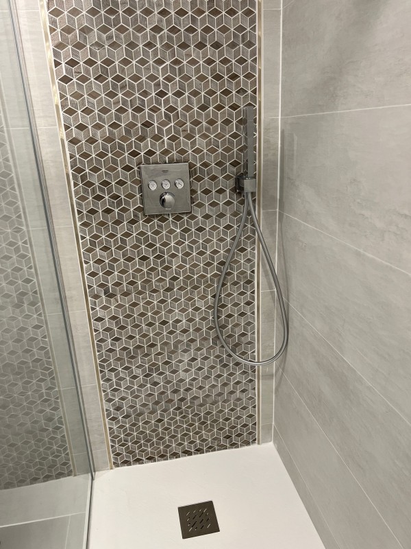 douche avec robinetterie encastrée dans appartement ancien versailles 78000