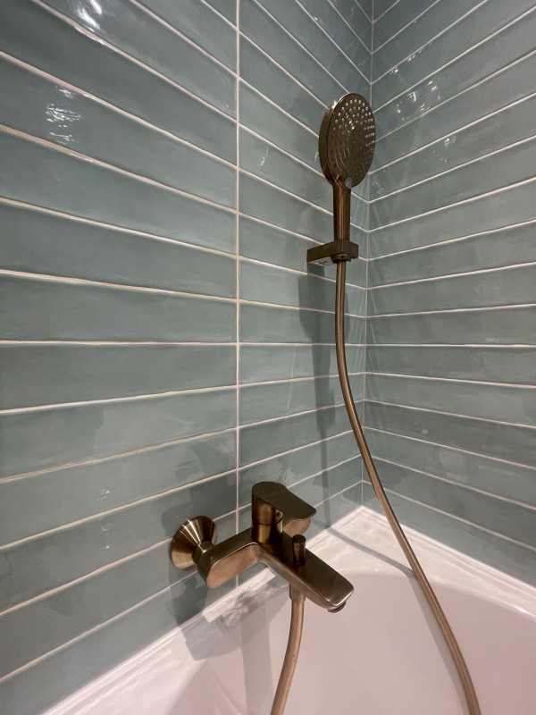 Détail du carrelage mural – finition soignée et design épuré