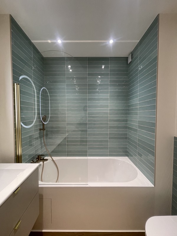Baignoire-douche élégante – confort et esthétisme dans une rénovation de salle à bain à Versailles 78