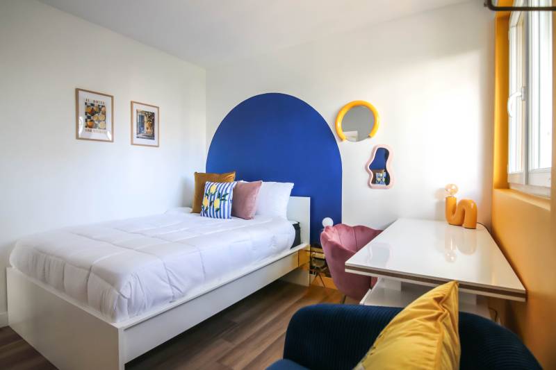 chambre étudiante bleu Klein et jaune sur mesure 92