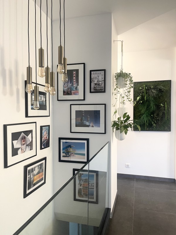 escalier bois avec garde corps en verre et suspension lumineuse mur végétal st germain en laye 78100