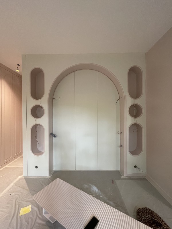 Tête de lit sur mesure avec niches arrondies pour créer une ambiance douce et structurée paris 16e