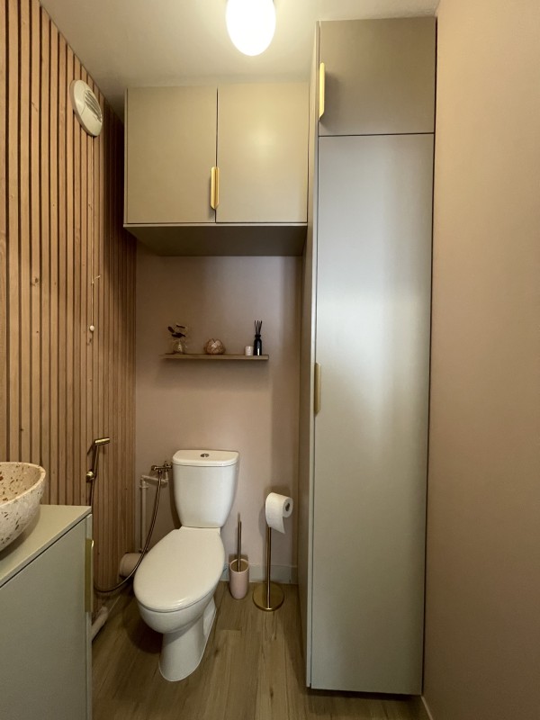 Détails d’un aménagement de WC élégant et fonctionnel près de Neuilly-sur-Seine