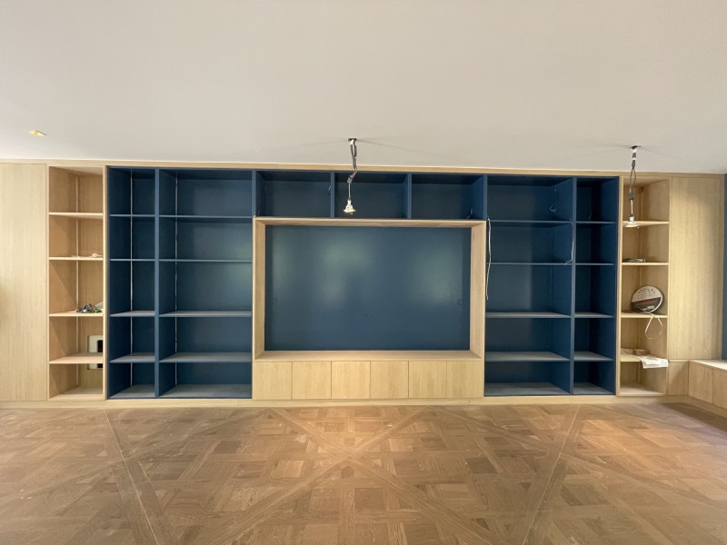 Décorateur d’intérieur à Paris 16e près de Neuilly-sur-Seine: meuble TV sur mesure au design unique et parfaitement adapté à votre espace