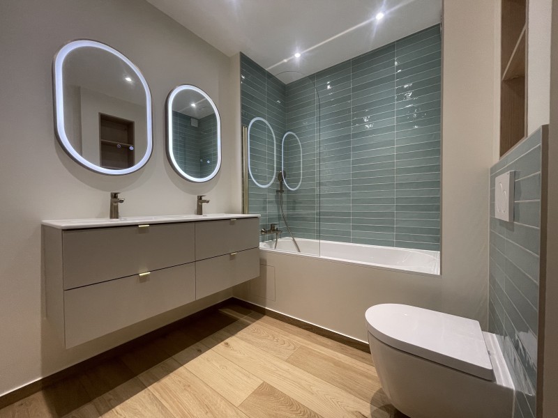 À Versailles, rénovation d'une salle de bain : élégance et confort dans un style contemporain