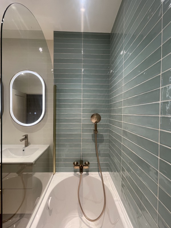 Robinetterie haut de gamme – modernité et élégance dans une salle de bain rénovée