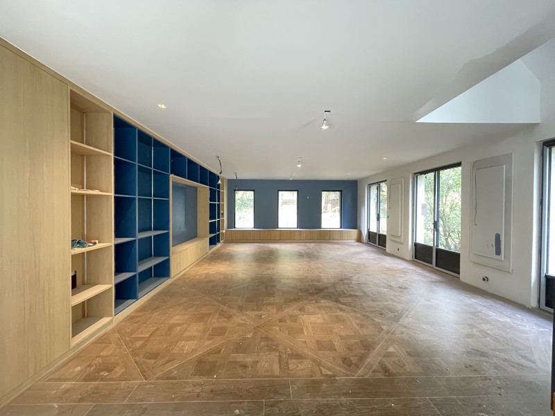 À Paris 16e près de Neuilly sur Seine faites appel à votre décorateur d’intérieur pour meuble TV sur mesure