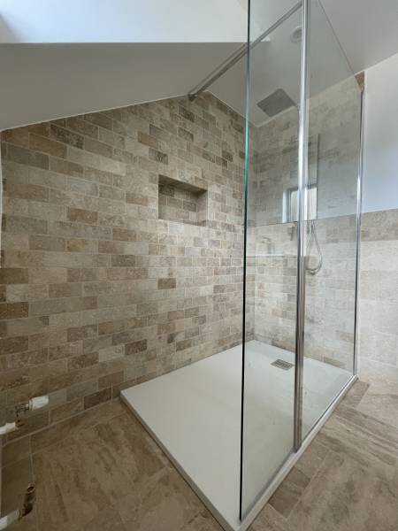 douche à l'italienne avec niche travertin maison renovation totale dans les Yvelines a Saint Germain en Laye 78100